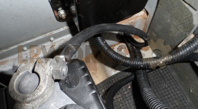 Adding an extra battery earth cable on a Defender