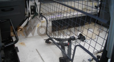 Fitting a Defender 300Tdi dog guard/cargo barrier